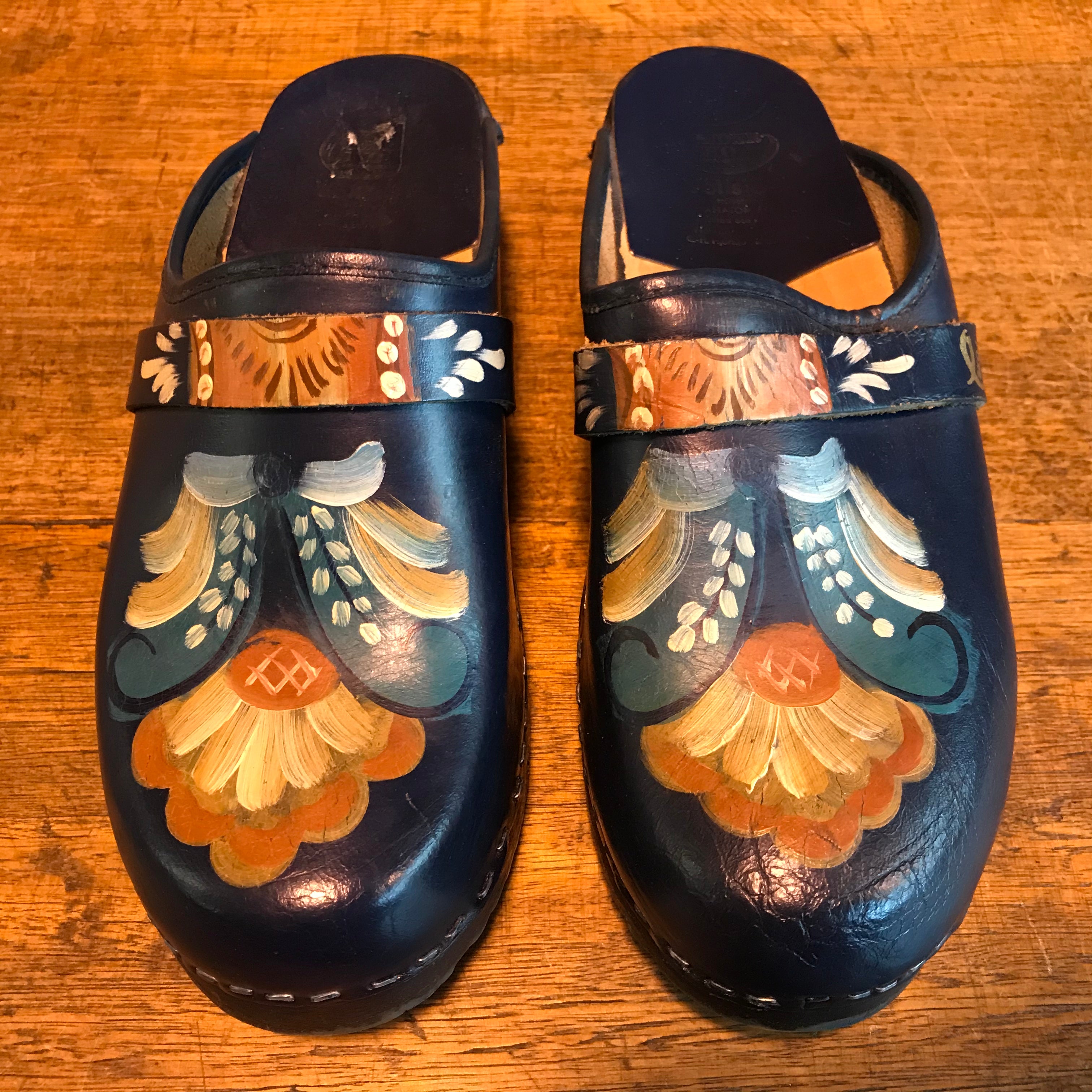 Vollsjo - Cedar SKO Women's Vintage 80's Hand Painted Clogs Made