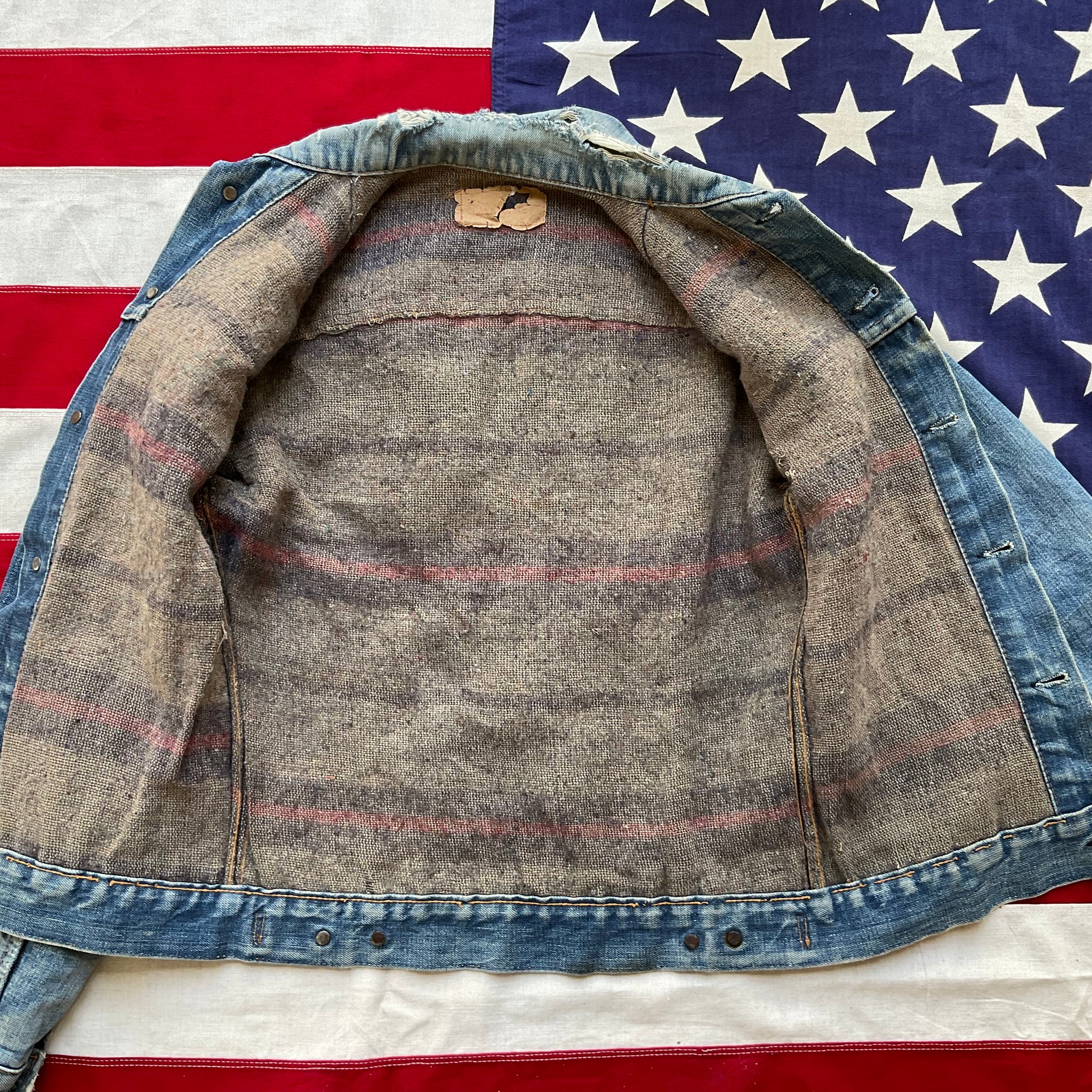 Vintage 1960’s LEVI’S Big E Type 3 Blanket Lined Two Pocket Denim Trucker Jacket  Size XS Made in USA